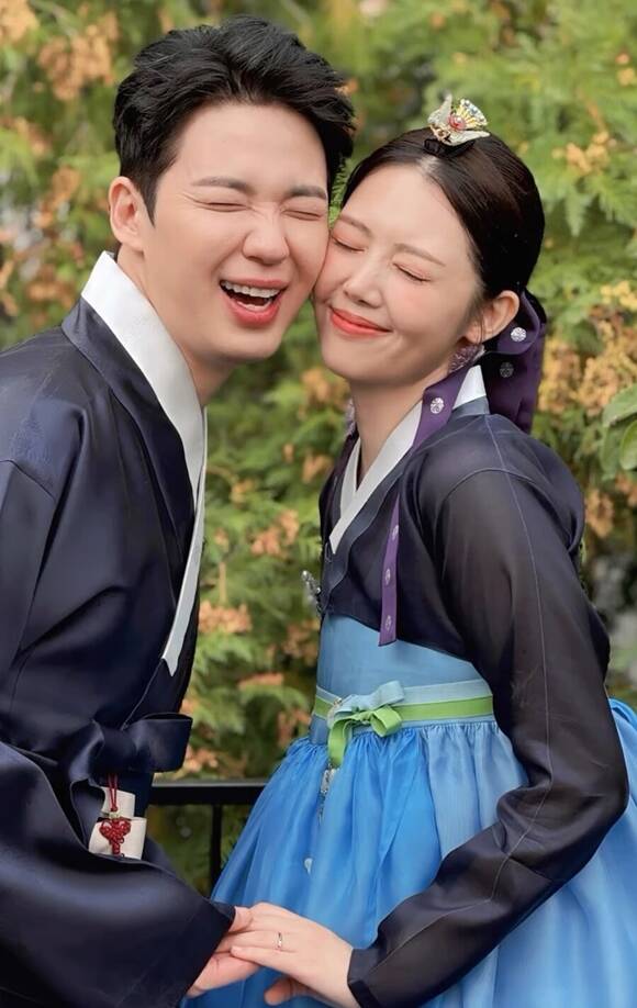 레인보우 출신 정윤혜(왼쪽)이 임신 소식을 알렸다. /정윤혜 SNS