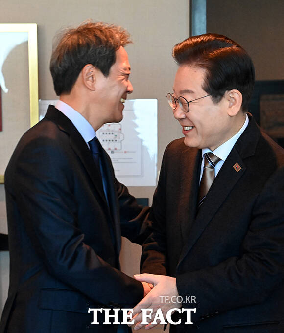 이재명(오른쪽)더불어민주당대표가 27일 서울 영등포구 여의도동의 한 음식점에서 임종석 전 대통령비서실장을 만나 악수하고 있다. /임영무 기자