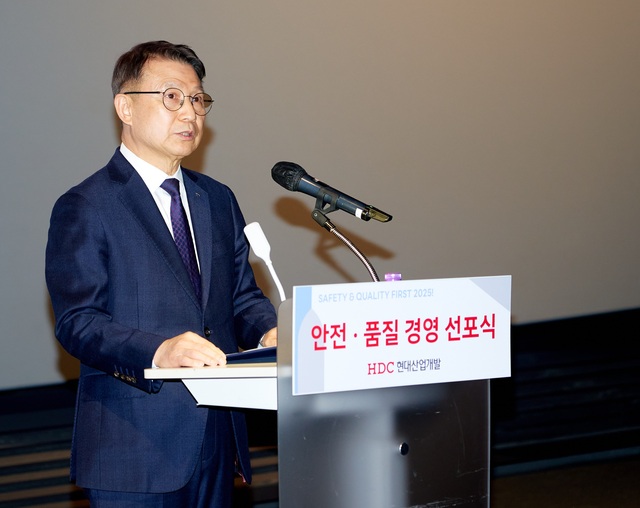 HDC현대산업개발은 27일 용산 본사에서 2025 안전·품질 경영 선포식을 개최했다. 조태제 HDC현대산업개발 CSO가 27일 용산 본사에서 열린 2025 안전·품질 경영 선포식에서 결의를 다지고 있다. /HDC현대산업개발