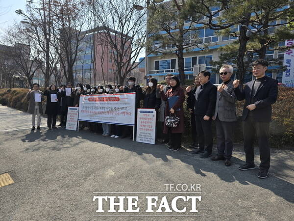 성락종합사회복지관 관계자들이 지난 26일 대전 중구청 앞에서 재개발 속 복지관을 지켜달라는 내용의 호소문을 발표하고 있다. /정예준 기자