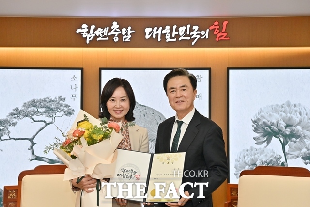 충남도 중국 통상자문관으로 위촉된 취환 한중문화우호협회장(왼쪽)이 27일 도청 접견실에서 김태흠 도지사와 기념촬영을 하고 있다. /충남도