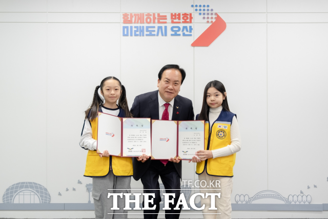 이권재 오산시장이 어린이 안전히어로즈 대원을 위촉하고 기념 촬영을 하고 있다. /오산시