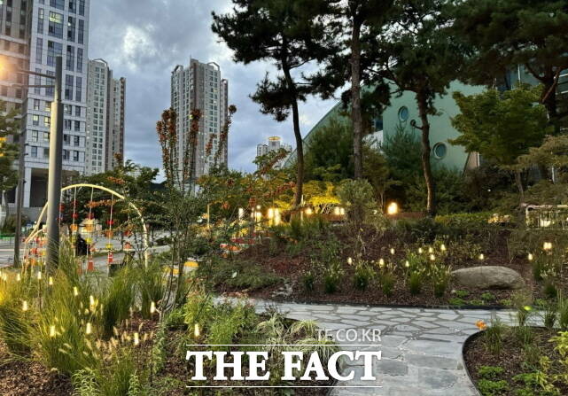 세종시 어진동 복합커뮤니티센터에 조성된 낙화유정원 전경. /세종시