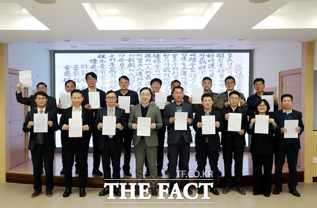 하동 대한독립선언서필사 이벤트 참석자들이 기념 촬영을 하고 있다./하동군