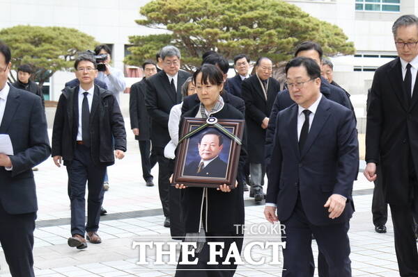 고(故) 홍선기 전 대전시장이 떠나기 전 마지막으로 자신이 근무했던 대전시청사를 둘러보고 있다./정예준 기자