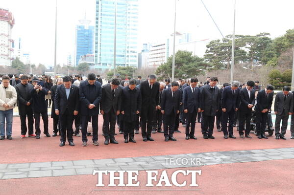 28일 엄수된 고(故) 홍선기 전 대전시장 노제에서 참석자들이 고인을 위한 묵념을 올리고 있다./정예준 기자