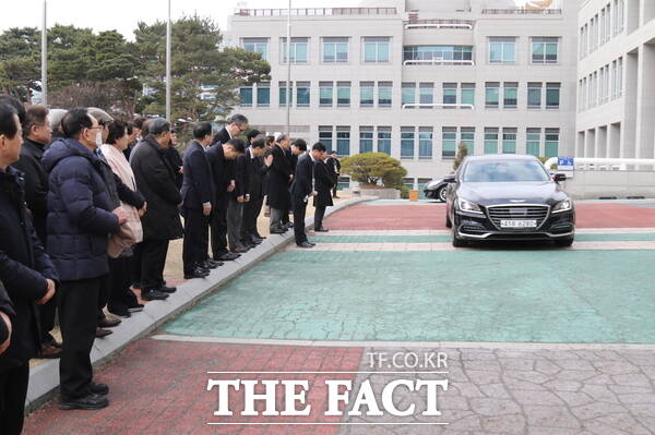 고(故) 홍선기 전 대전시장 노제 참석자들이 고인의 마지막 퇴근길을 바라보며 인사를 하고 있다./정예준 기자