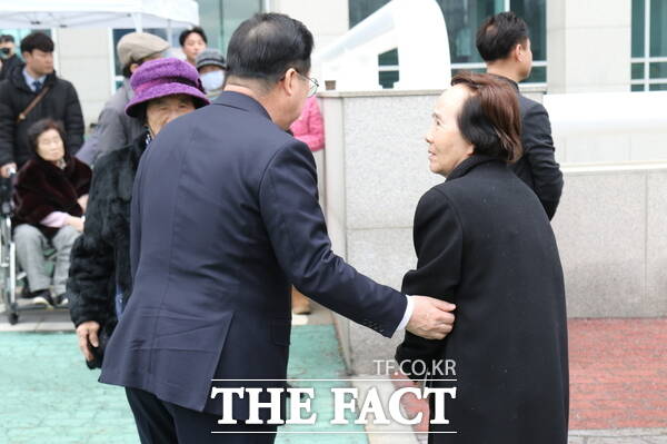 이장우 대전시장이 고(故) 홍선기 전 대전시장의 배우자인 이영희 여사를 맞이하고 있는 모습./정예준 기자