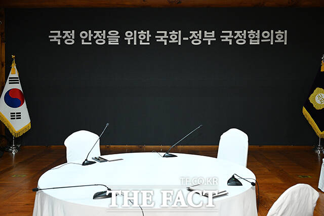 28일 오후 서울 여의도 국회 사랑재에서 국회-정부 국정협의회가 예정된 가운데 더불어민주당의 불참으로 파행돼 빈자리가 보이고 있다. /국회=박헌우 기자