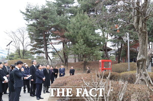 고(故) 홍선기 전 대전시장이 떠나기 전 마지막으로 자신이 근무했던 대전시청사를 둘러보는 가운데 대전시청사 개청식때 자신의 생가에 있던 모과나무를 참석자들과 함께 바라보고 있다./정예준 기자