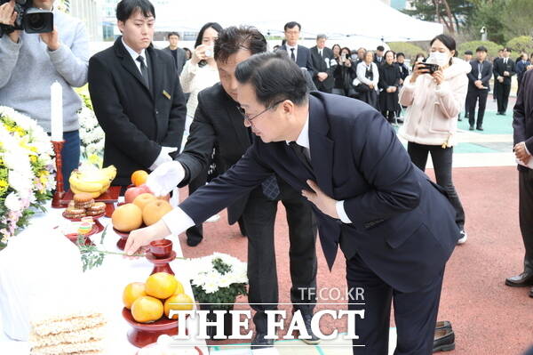 이장우 대전시장이 28일 엄수된 고(故) 홍선기 전 대전시장 노제에서 고인의 영정에 헌화하고 있는 모습./정예준 기자