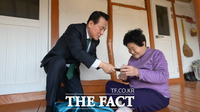 백성현 논산시장이 27일 3·1절을 앞두고 독립유공자 유족 가정을 직접 방문해 감사의 인사를 하고 있다. /논산시