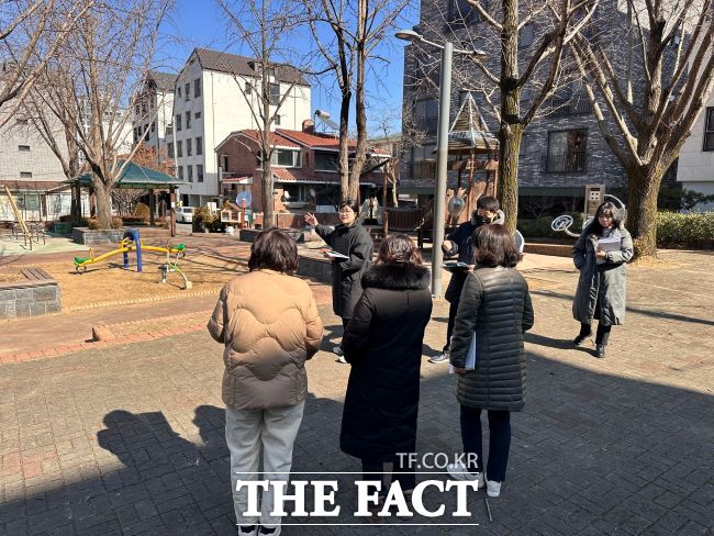 별양어린이공원 재조성 사업 현장 주민 간담회 모습./과천시