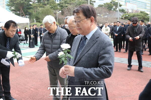 박성효 전 대전시장이 28일 엄수된 고(故) 홍선기 전 대전시장 노제에서 고인의 영정에 헌화를 하고 있는 모습./정예준 기자