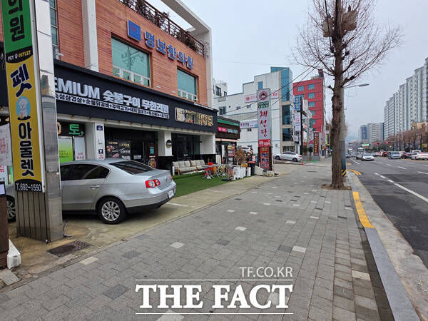 도로를 점유해 사용하고 있는 음식점 진출입로./여수시