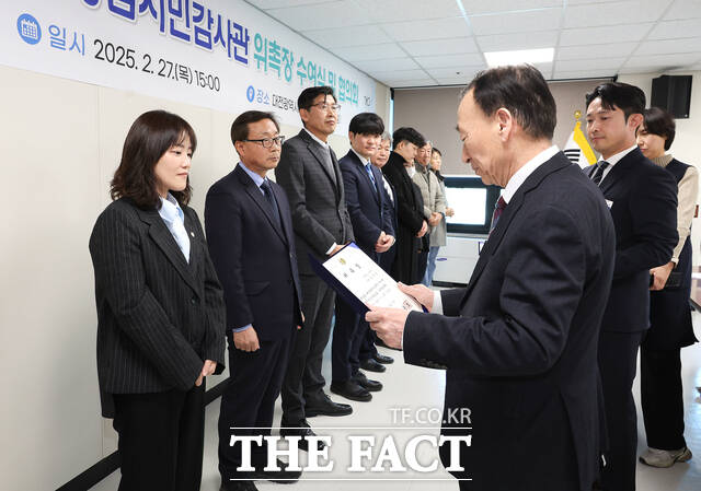 27일 대전시교육청 회의실에서 설동호 대전시교육감이 제11대 청렴시민감사관에게 위촉장을 수여하고 있다. /대전시교육청