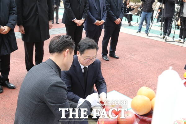 이장우 대전시장이 28일 엄수된 고(故) 홍선기 전 대전시장 노제에서 고인의 영정에 술을 올리고 있는 모습./정예준 기자