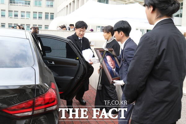 고(故) 홍선기 전 대전시장이 자신이 근무했던 대전시 청사를 떠나기 위해 유가족들과 차량에 탑승하고 있다./정예준 기자