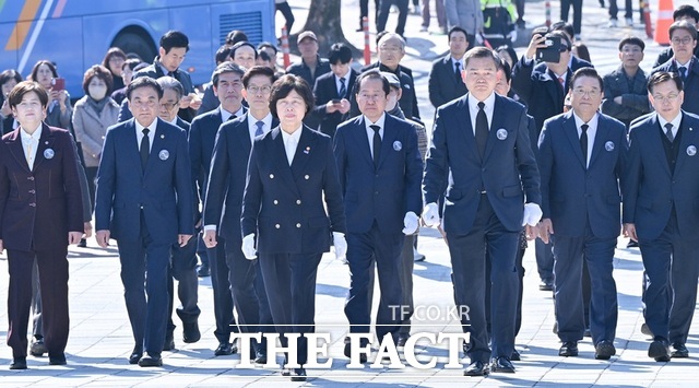 28일 2·28민주운동 기념식에 앞서 강정애 국가보훈부 장관, 김문수 고용노동부 장관, 홍준표 대구시장 등 주요 인사들이 두류공원에 있는 2·28민주운동기념탑을 참배하고 있다. / 대구시