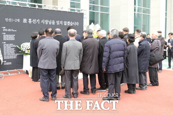 고(故) 홍선기 전 대전시장을 기억하는 시민들이 28일 엄수된 고(故)홍선기 전 대전시장 노제에서 고인의 영정에 차례로 헌화를 하고 있다./정예준 기자