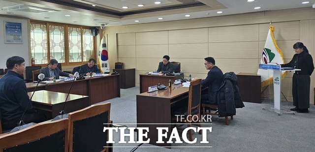 군은 전날 2025년 상반기 귀농 농업창업 및 주택구입 지원사업 대상자 선정위원회를 열고 있다. /청양군