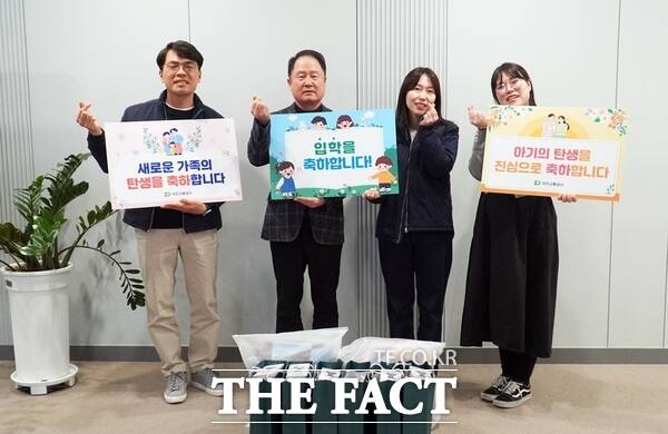 대전교통공사는 27일 본사에서 초등학교 입학을 앞둔 직원과 출산을 준비하는 직원을 초청해 선물 증정식을 가졌다./대전교통공사