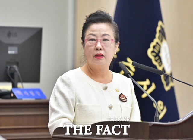 권경운 의원이 28일 공주시의회 제257회 임시회 제4차 본회의에서 ‘2025년 상반기 시정 업무보고 청취’중 농업기술센터 업무와 관련 질의를 하고 있다. /공주시의회