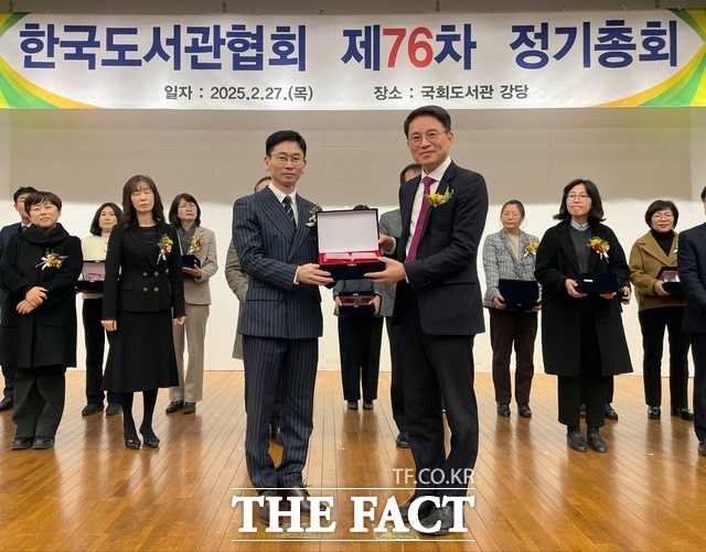 보령시립도서관이 제57회 한국도서관상 시상식에서 단체상을 수상하며 허성원 문화교육과장(왼쪽)이 곽승진 한국도서관협회장(오른쪽)으로부터 수상받고 있다. /보령시