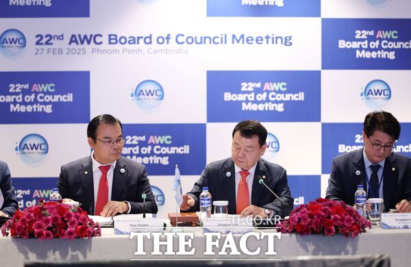 아시아물위원회(Asia Water Council) 의장기관인 한국수자원공사(K-water)는 27일 캄보디아 프놈펜에서 열린 제22차 아시아물위원회 이사회에서 기술 세미나를 개최했다. 사진 가운데가 윤석대 한국수자원공사 사장./한국수자원공사