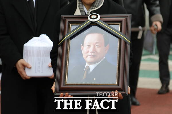 고(故) 홍선기 전 대전시장이 떠나기 전 마지막으로 자신이 근무했던 대전시청사를 둘러보고 있다./정예준 기자