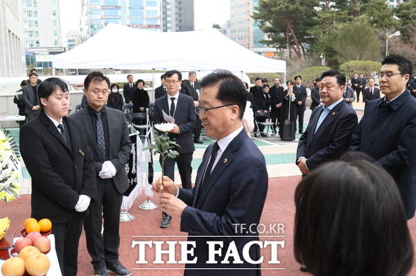 조원휘 대전시의회의장이 28일 엄수된 고(故) 홍선기 전 대전시장 노제에서 고인의 영정에 헌화를 하고 있는 모습./정예준 기자