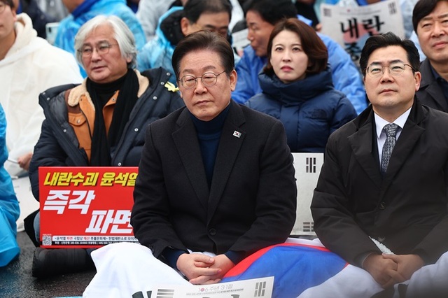 이재명 더불어민주당 대표가 1일 서울 종로구 안국역 인근에서 열린 3.1절 야5당 공동 내란종식 및 민주헌정수호를 위한 윤석열 파면 촉구 범국민대회에 참석해 있다. /뉴시스