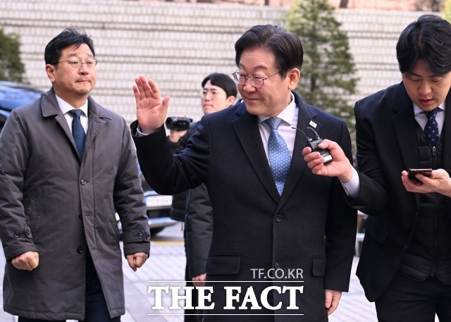 이재명 더불어민주당 대표가 지난 26일 오후 서울 서초구 서울고등법원에서 공직선거법 위반 혐의 사건 2심 결심공판에 출석하며 시민들을 향해 손 인사하고 있다. /이새롬 기자