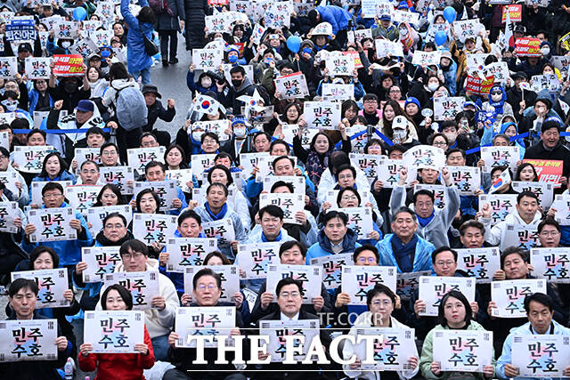 야 5당 공동 내란종식·민주헌정수호를 한 윤석열 파면 촉구 범국민대회가 1일 오후 서울 종로구 안국동 사거리에서 열린 가운데 참가자들이 피켓을 들고 구호를 외치고 있다. /박헌우 기자