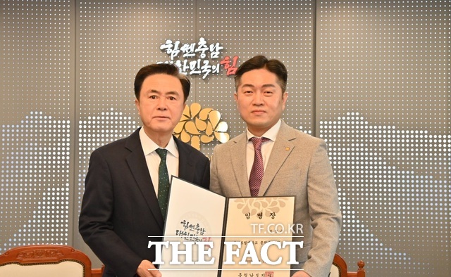 28일 정명규 전북대학교 석좌교수(47)가 김태흠 충남지사로부터 임명장을 수여받고 있다. /충남도립대
