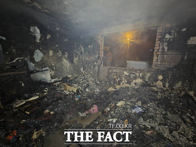 2일 오후 10시 14분쯤 세종시 금남면 한 단독주택에서 불이나 주택 절반이 탔다./세종소방본부