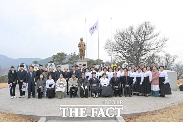 지난1일 3.1중앙공원 유관순 열사 동상 앞에서 제106주년 3.1 독립만세 운동 기념식후 참석자들이 단체 기념촬영을 하고 있다. /공주시