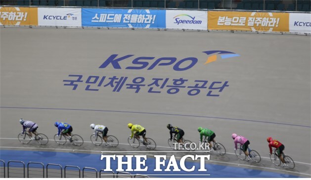 광명스피돔에서 우수급 선수들이 경주를 펼치고 있다./국민체육진흥공단