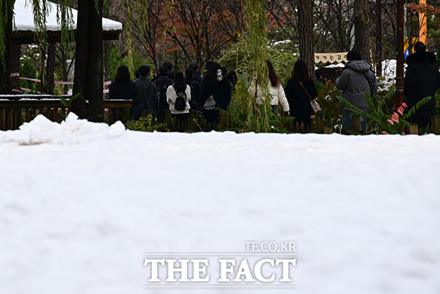 날씨가 다시 추워진 가운데 4일에도 전국이 흐리고 곳곳에서 눈이나 비가 계속해서 내릴 것으로 보인다. /남윤호 기자
