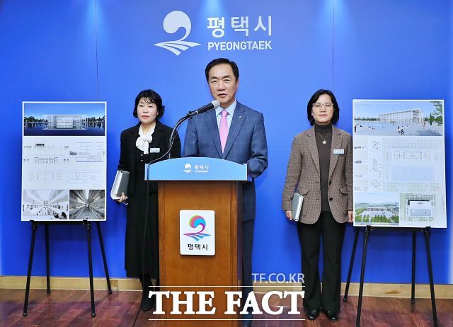 정장선 평택시장이 평택중앙도서관 국제설계공모 최종 당선안을 발표하고 있다. /평택시