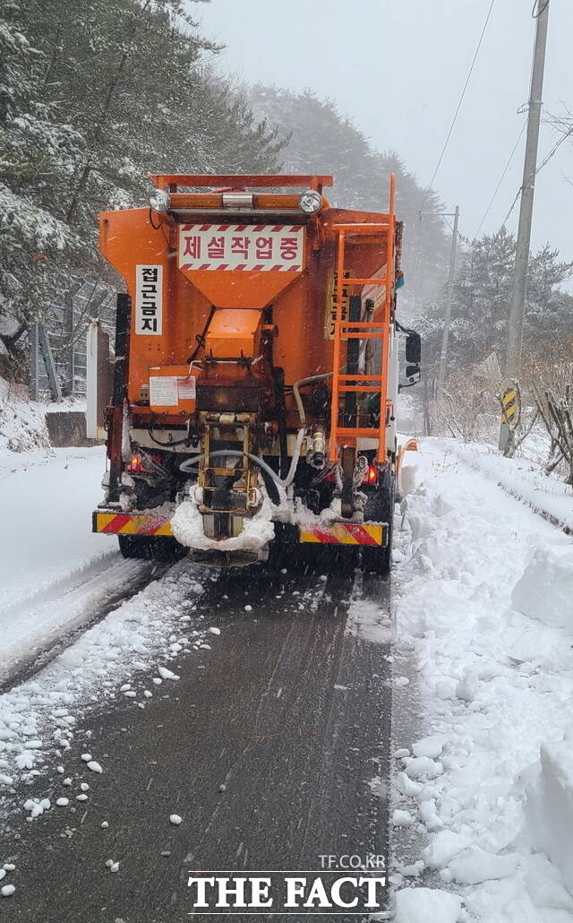포항시는 4일 많은 눈이 내린 죽장면에서 제설작업을 벌였다. /포항시