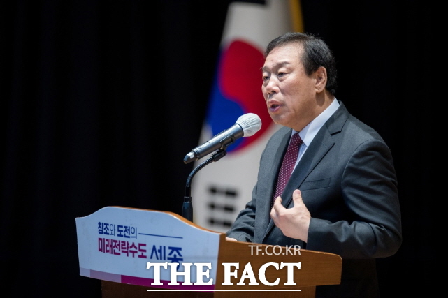 최민호 세종시장이 4일 시청 여민실에서 열린 3월 직원소통의 날을 통해 훈화하고 있다. /세종시