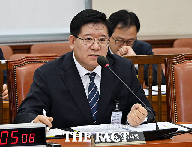 경찰은 윤 대통령 탄핵 선고 당일 양측 충돌을 방지하기 위해 경력을 총동원하는 것은 물론 갑호비상도 긍정적으로 검토하고 있다. 사진은 이호영 경찰청장 직무대행이 지난달 20일 오후 서울 여의도 국회에서 서부지법 불법 폭력 점거 시위 사태 관련 긴급 현안 질의를 위한 행정안전위원회 전체회의에 참석해 질의에 답변을 하고 있는 모습./배정한 기자