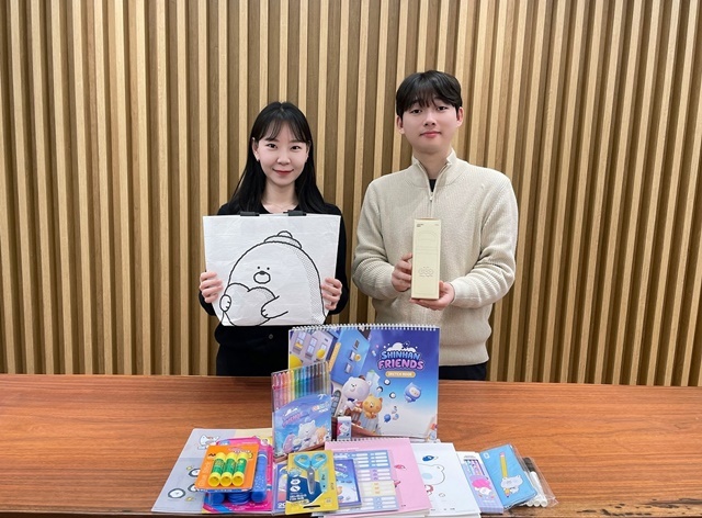 신한은행이 지난달 28일 전국 아동복지시설 147곳에 전달한 학용품 세트. /신한은행