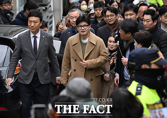한동훈 전 국민의힘 대표가 2일 오후 서울 종로구의 대학로의 한 극장에 제2연평해전을 다룬 연극 바다는 비에 젖지 않는다를 관람하기 위해 이동하고 있다. /박헌우 기자