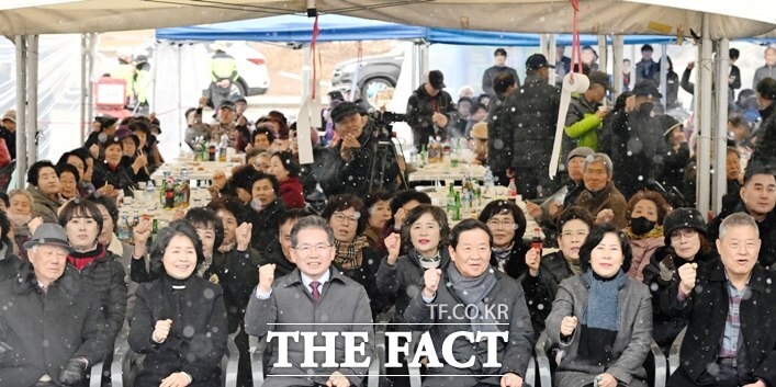 군위군은 4일 군부대 유치 후보지인 우보면에서 주민 등 600여 명이 참석한 가운데 유치 성공을 기원하는 결의대회를 열었다. 이날 눈과 비가 오는 궂은 날씨에도 주민들이 외치는 뜨거운 함성과 열기가 행사 내내 이어졌다. /군위군