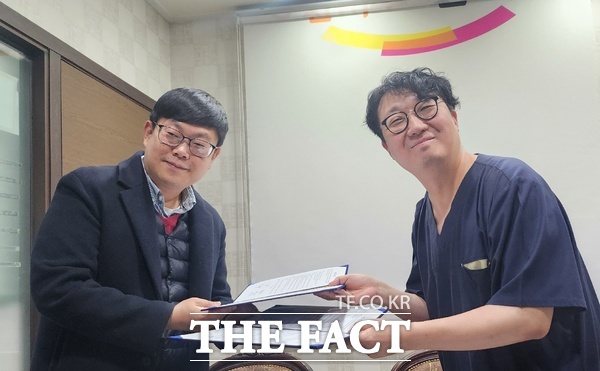 대전 중구 청년센터 청년모아와 비영리민간단체인 대전사랑메세나가 4일 청년 생필품·의료품 지원을 위한 업무협약을 체결했다. 사진 왼쪽부터 김상기 청년모아 센터장과 김진혁 대전사랑메세나 대표. /청년모아