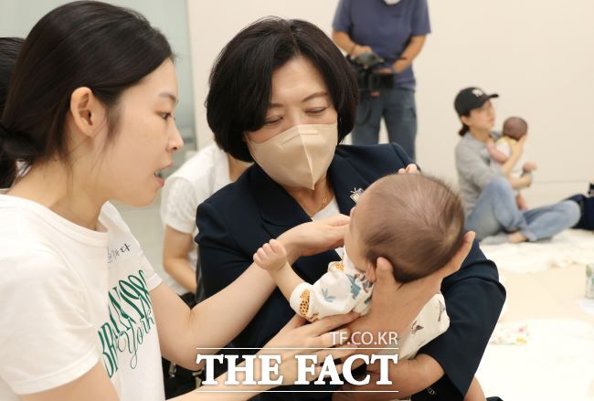 2024년 열린 과천 아기 오감발달교실에서 아기를 안고 있는 신계용 시장 /과천시