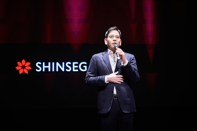 정용진 신세계그룹 회장이 지난달 21일 도심 인재개발원 신세계남산에서 열린 2025년 신입사원 수료식에 참석해 고객제일 실천 전략을 설명하고 있다. /신세계그룹