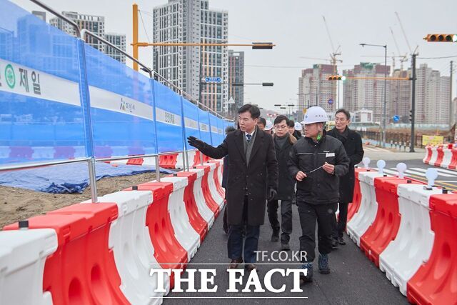 4일 조일교 아산시장 권한대행이 모종샛들지구 현장인 모종중학교 통학로 기반 시설 정비 상태를 점검하고 있다. /아산시